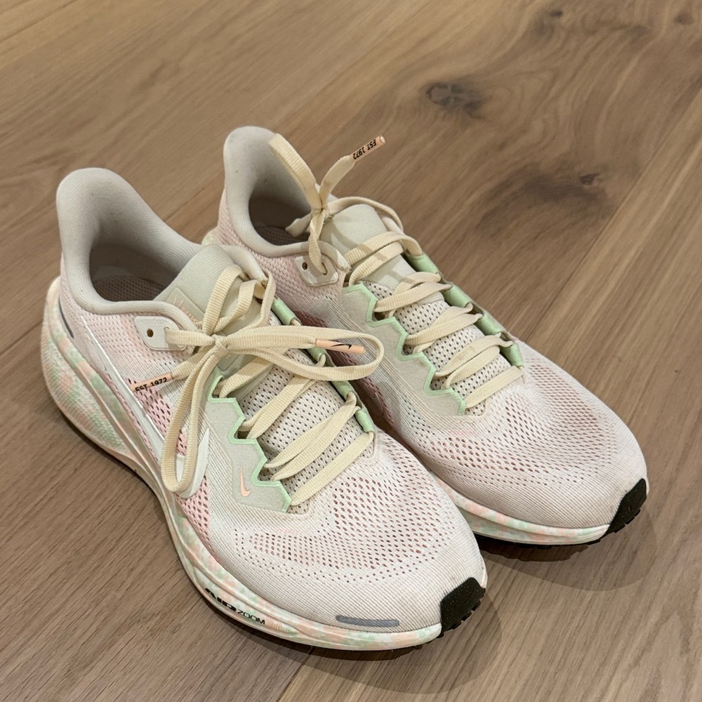 Nike Air Zoom Women's Running Shoes in Cream, light pink and green